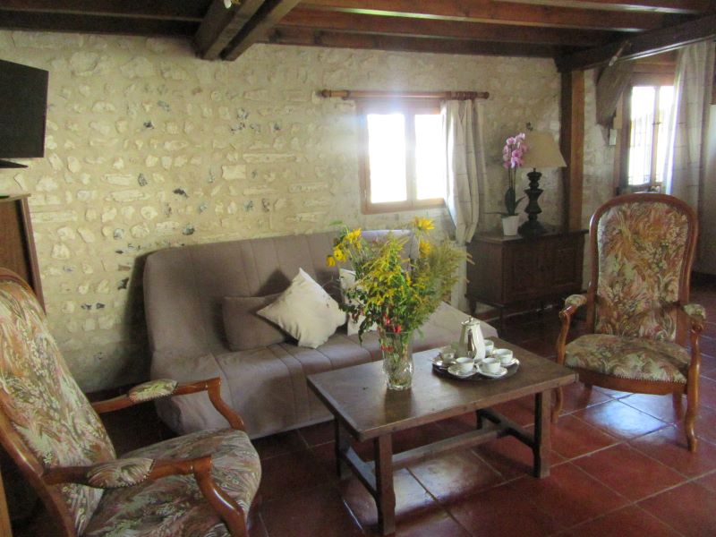 Salon en pierre du Gîte Saint-Ouen